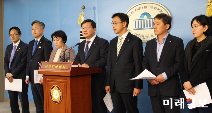 더불어민주당 세월호특별위원회 위원들이 23일 오후 국회 정론관에서 국민이 원하는 사회적 참사법 제정 촉구 기자회견을 하고 있다./사진=김정현 기자