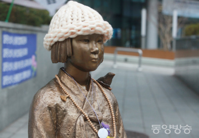 서울 종로구 주한일본대사관 앞에 설치된 위안부 소녀상./사진=장건섭 기자