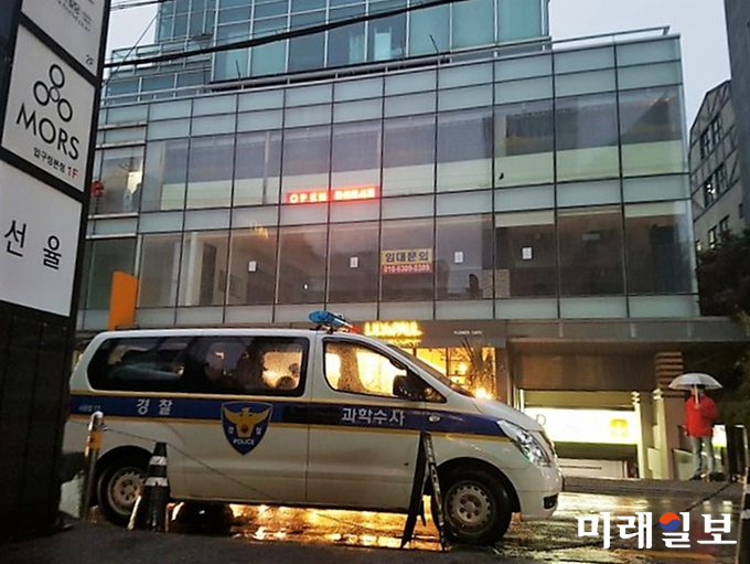 정유라씨의 자택이 있는 건물 앞에 경찰이 출동해 있다./사진=인터넷언론인연대회