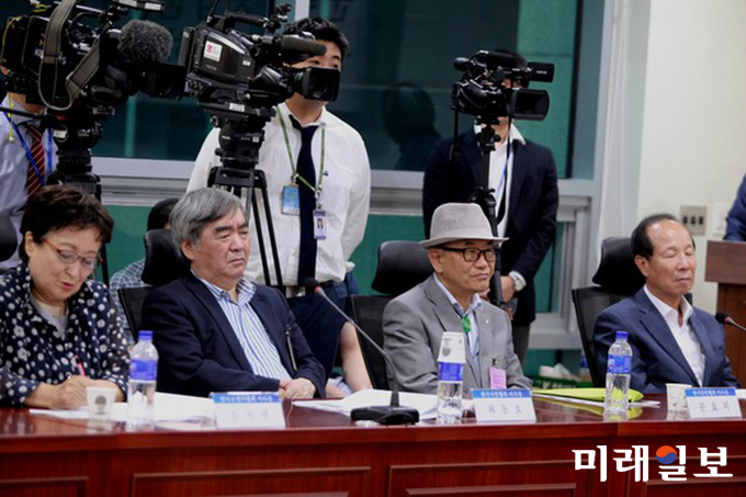 지난해 7월 14일 오후 국회 의원회관 제9간담회의실에서 도종환 더불어민주당 의원실과 함께 '제1회 한국문학미래포럼'이 개최되고 있다. (왼쪽부터 김지연 한국소설가협회 회장, 최동호 한국시인협회 회장, 문효치 한국문인협회 이사장, 이상문 국제Pen 이사장)/사진=장건섭 기자