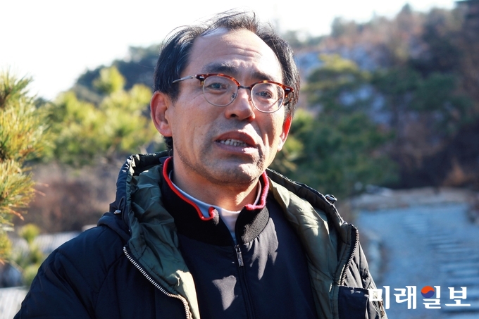 24일 오후 만내골 주민대책위원회 이제국 위원장이 취재진과 만나 인터뷰를 하고 있다. 그는 이날 위원장직을 물러났다. 이 위원장은 더 큰 투쟁을 위해서라고 말했다./사진=인언연 특별취재팀