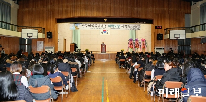장휘국 광주시교육감이 28일 오후 2시 전남여자고등학교 강당에서 열린 광주학생독립운동 여학도상 제막식 행사에 참석해 우리 선배들이 펼쳐온 항일독립운동에 관한 인사말을 전했다. / 사진=광주시교육청 제공