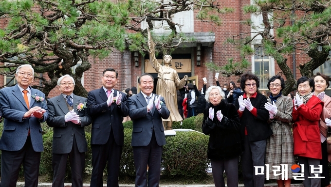전남여자고등학교가 28일 광주광역시교육청 장휘국 교육감을 비롯한 전남여고 재학생 및 부설방송통신고 재학생, 교직원, 전남여고총동창회, 학부모와 시교육청 관계자 및 광주학생독립운동 관련 단체 대표들이 참석한 가운데 강당과 역사관 앞에서 광주학생독립운동 여학도상 제막식을 성황리에 개최했다. / 사진=광주시교육청 제공