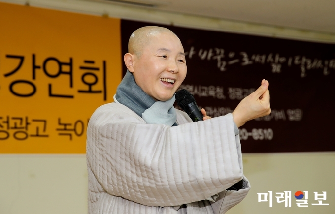 학교법인 정광학원 정광고등학교가 광주광역시교육청과 공동주최로 지난 27일 오후7시에 학교 내 강당인 녹야원에서 학부모와 지역주민을 위한 정목스님 초청 강연을 열었다. “마음 하나 바꿈으로써 삶이 달라진다”는 주제로 실시된 이 강연은 특히 자녀교육에 관심 있는 학부모들에게 호응이 높았다. / 사진=광주시교육청 제공