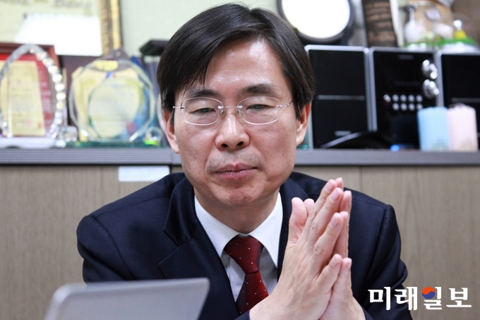 27일 오후 국회의원회관 의원 사무실에서 조경태 자유한국당 의원이 인터넷언론연대회 특별취재팀과 인터뷰를 하고 있다./사진=장건섭 기자
