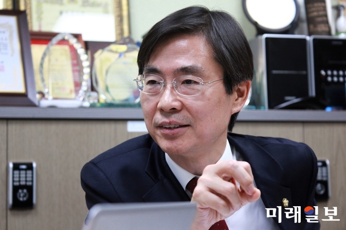 27일 오후 국회의원회관 의원 사무실에서 조경태 자유한국당 의원이 인터넷언론연대회 특별취재팀과 인터뷰를 하고 있다./사진=장건섭 기자
