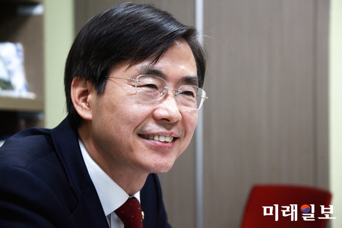 27일 오후 국회의원회관 의원 사무실에서 조경태 자유한국당 의원이 인터넷언론연대회 특별취재팀과 인터뷰를 하고 있다./사진=장건섭 기자