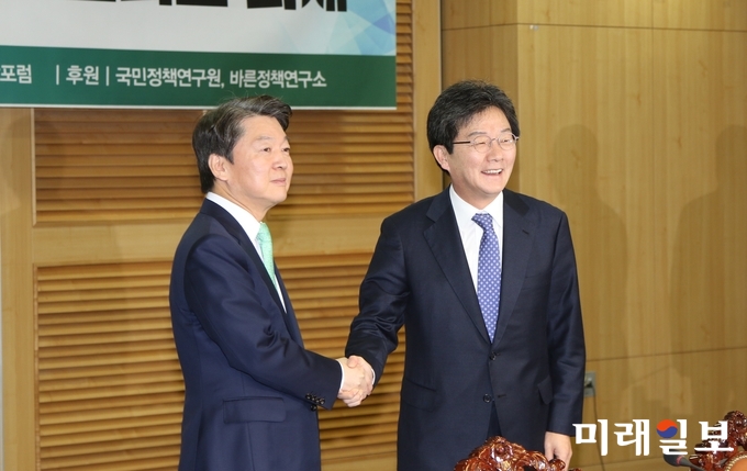 안철수 국민의당 대표와 유승민 바른정당 대표가 지난 23일 국회에서 열린 국민통합포럼 조찬 세미나에서 악수하고 있다. /사진=김정현 기자