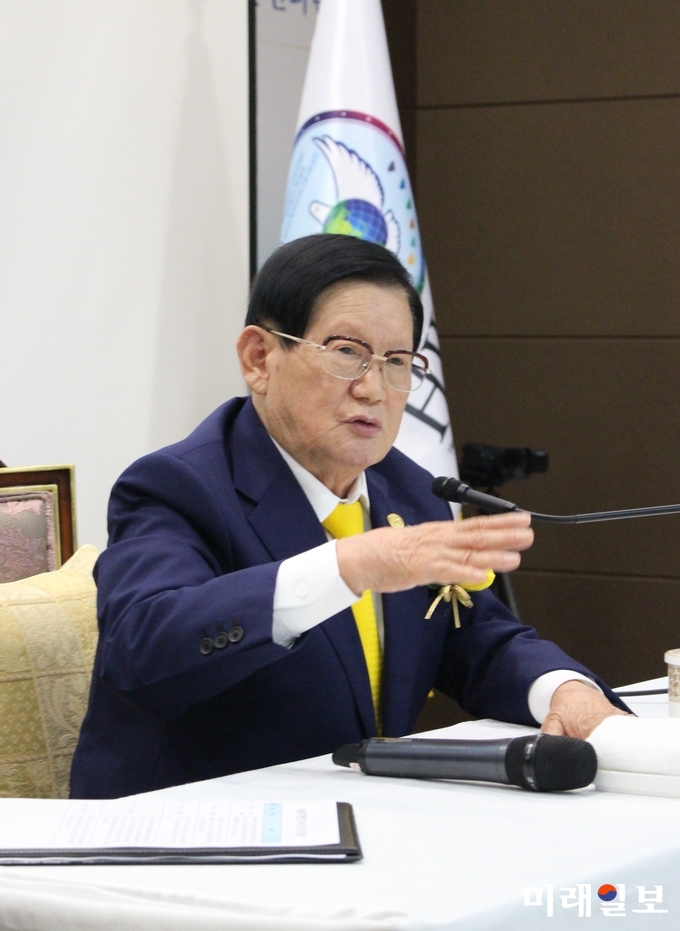 경기도 가평군 평화연수원에서 열린 '서울·경기·강원 종교지도자 평화실현 컨퍼런스'에서 이만희 HWPL 대표가 질문에 답하고 있다. /사진=김정현 기자