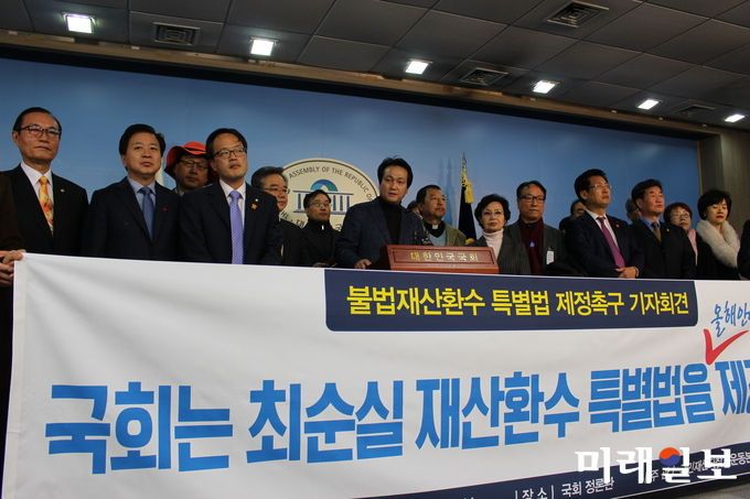 더불어민주당 안민석·노웅래·박주민 의원과 최성 고양시장, 박창일 신부, 김희선 전 의원 등 국민재산되찾기운동본부 대표들이 30일 국회 정론관에서 `국정농단 행위자 불법재산 환수 특별법 제정 촉구 기자회견'을 하고 있다. /사진=김정현 기자