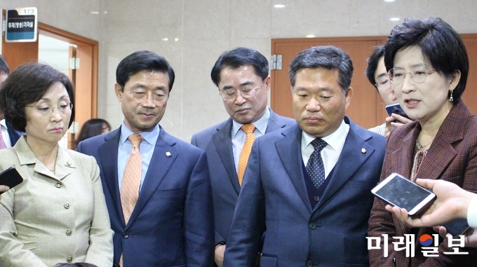 국민의당 호남계 초선 의원들이 30일 오후 서울 여의도 국회 정론관에서 통합 추진 반대 입장 성명서를 밝힌 뒤 취재진의 질문에 답하고 있다. 왼쪽부터 장정숙, 정인화, 최경환, 김종회 ,박주현 의원./사진=김정현 기자