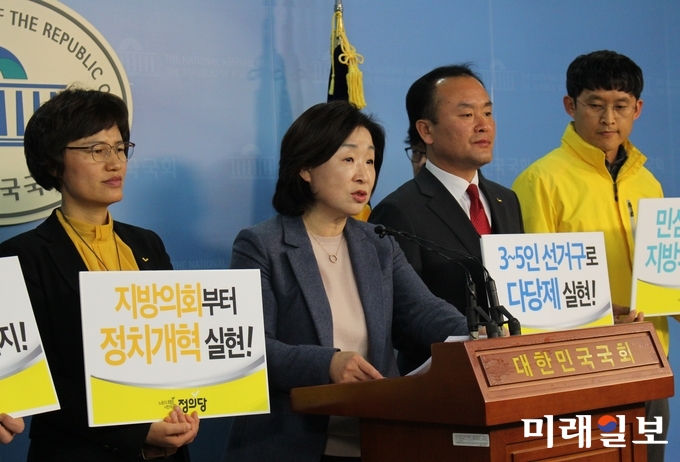 심상정 정의당 의원이 1일 오전 국회 정론관에서 현행 기초의원 선거제도에서 비례대표 의석을 확대하는 내용을 골자로 하는 ‘공직선거법 개정안’ 발의 기자회견을 하고 있다./사진=김정현 기자