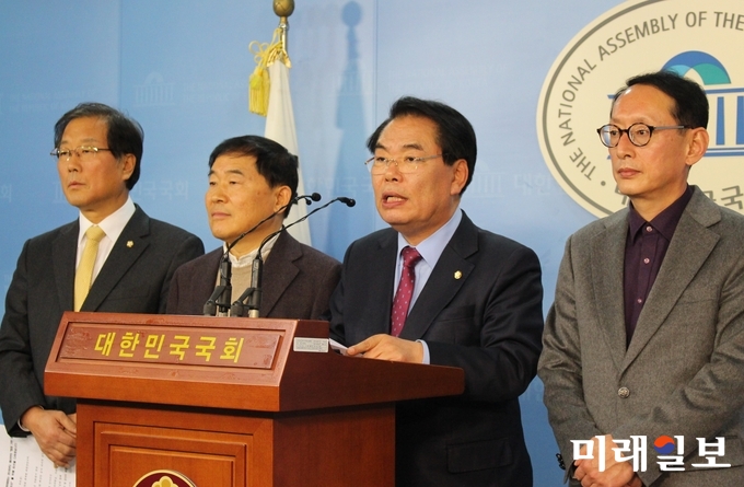 백재현 예결위원장이 30일 오후 국회 정론관에서 내년도 정부예산안 심사경과보고를 하고 있다. 왼쪽부터 더불어민주당 유후덕 간사, 국민의당 황주홍 간사, 백재현 예결위원장, 자유한국당 김도읍 간사./사진=김정현 기자
