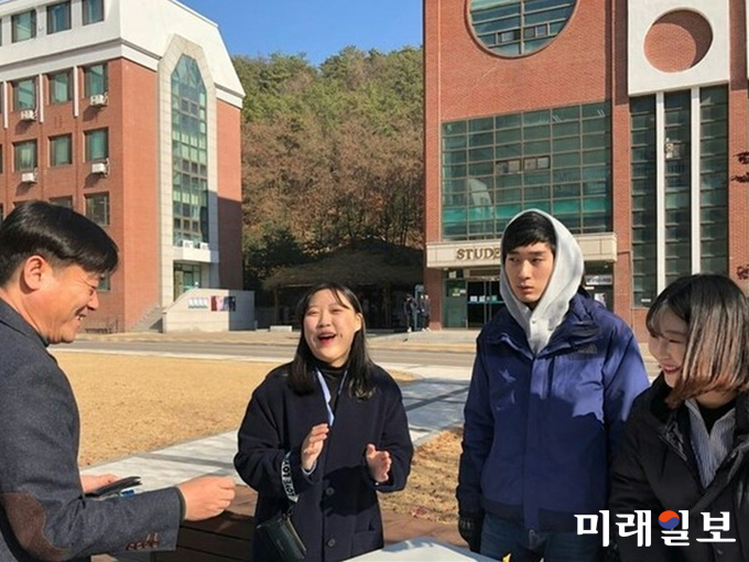 지난 24일 김포대학교 사회봉사단 '다온17'이 봉사활동을 펼치는 가운데 이형일 교수(왼쪽 첫번째)가 밝게 웃으며 기쁜 마음으로 기부에 동참하고 있다./사진=김포대학교 사회봉사단 '다온17' 제공