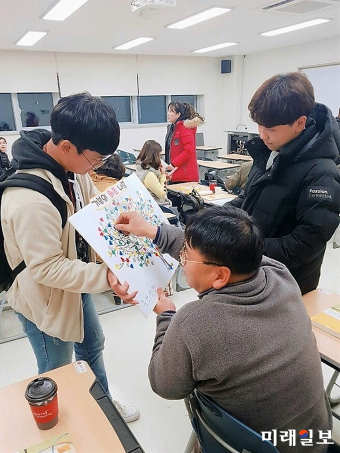 지난 24일 김포대학교 학생들이 김포대학교 사회봉사단 '다온17'의 행복나눔에 동참하며 기부하는 마음을 하트로 붙이고 있다./사진=김포대학교 사회봉사단 '다온17' 제공