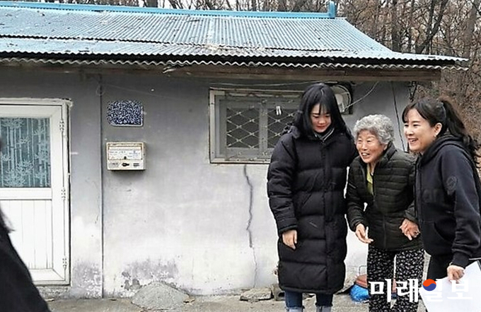 지난 24일 김포대학교 사회봉사단 '다온17'의 강윤희 회장과 학생들이 홀몸 어르신을 방문해 안부인사를 드리며 사랑을 전하고 있다./사진=김포대학교 사회봉사단 '다온17' 제공