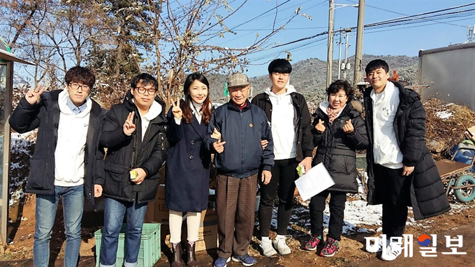 지난 24일 김포대학교 사회봉사단 '다온17'의 곽미정 봉사단장(사회복지과 교수, 왼쪽에서 세번째)이 봉사단원과 지역 어르신을 방문해 기념촬영을 하고 있다./사진=김포대학교 사회봉사단 '다온17' 제공