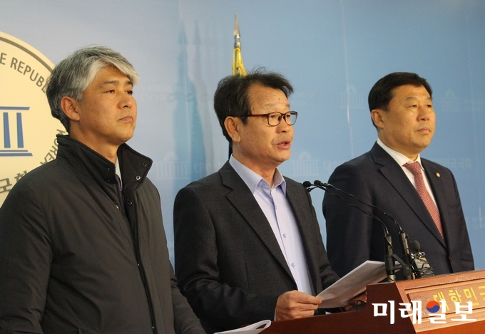 안동섭 옛 통합진보당 사무총장(왼쪽부터), 강병기 비상대책위원장, 김종훈 민중당 의원이 4일 오전 서울 여의도 국회 정론관에서 국가를 상대로 옛 통합진보당 당원 523명 손해배상 청구 소송 기자회견을 하고 있다. /사진=김정현 기자