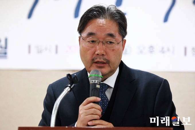 4일 오후 서울 종로구 혜화동 함춘회관 대회의실 가천홀에서 제3회 문덕수문학상과 36회 시문학상 시상식이 재단법인 심산문학진흥회와 시문사 주최로 열린 가운데 김종회 경희대학교 교수가 심사평을 밝히고 있다./사진=장건섭 기자