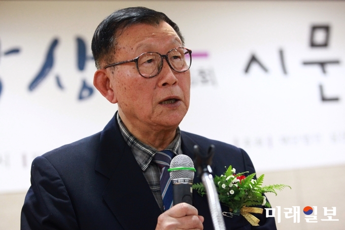 4일 오후 서울 종로구 혜화동 함춘회관 대회의실 가천홀에서 제3회 문덕수문학상과 36회 시문학상 시상식이 재단법인 심산문학진흥회와 시문사 주최로 열린 가운데 문덕수문학상 수상자 고창수 시인이 수상소감을 밝히고 있다./사진=장건섭 기자
