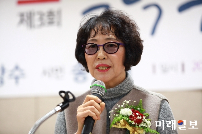 4일 오후 서울 종로구 혜화동 함춘회관 대회의실 가천홀에서 제3회 문덕수문학상과 36회 시문학상 시상식이 재단법인 심산문학진흥회와 시문사 주최로 열린 가운데 시문학상 수상자 송시월 시인이 수상소감을 밝히고 있다./사진=장건섭 기자