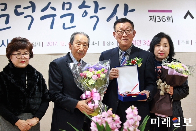 4일 오후 서울 종로구 혜화동 함춘회관 대회의실 가천홀에서 열린 제3회 문덕수문학상 시상식에서 수상자인 고창수 시인(왼쪽에서 세번째)이 시상식 직후 함동선 심사원장 등과 기념촬영을 하고 있다./사진=장건섭 기자