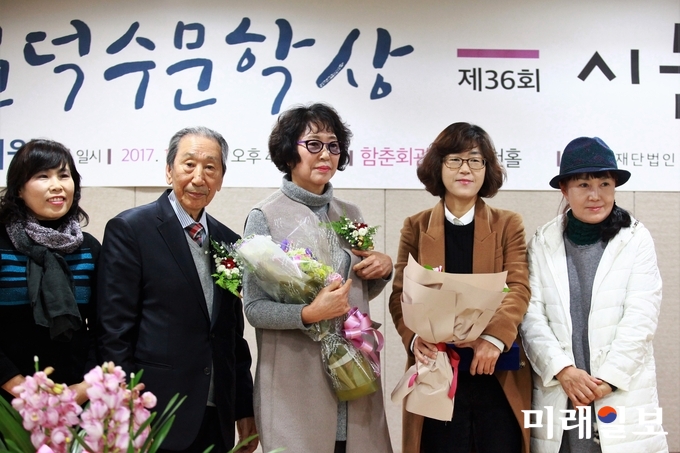 4일 오후 서울 종로구 혜화동 함춘회관 대회의실 가천홀에서 열린 제36회 시문학상 시상식에서 수상자인 송시월 시인(가운데)이 시상식 직후 함동선 심사원장 등과 기념촬영을 하고 있다./사진=장건섭 기자