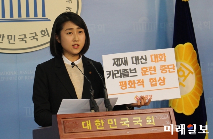 이은혜 민중당 대변인이 5일 국회 정론관에서 대북정책 관련 민중당의 입장을 발표하고 있다./사진=김정현 기자