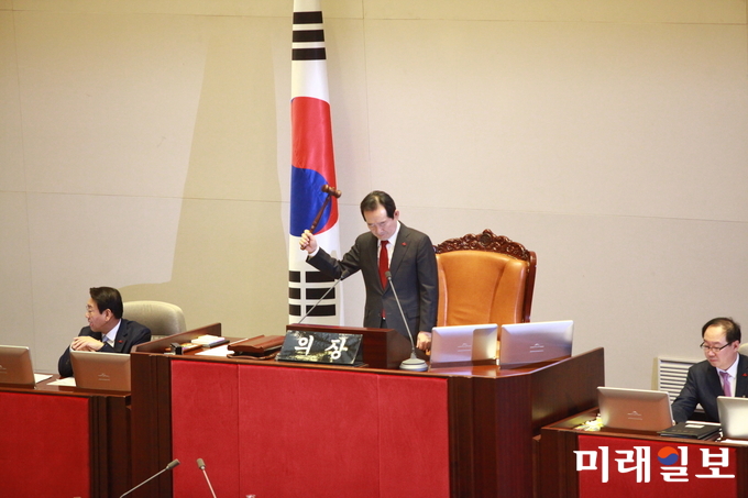 정세균 국회의장이 국회 본회의장에서 열린 내년도 예산안에 대해 의사봉을 두드리며 가결을 선포하고 있다./사진=장건섭 기자