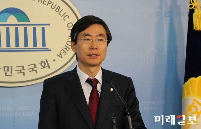 조경태 자유한국당 의원이 6일 국회 정론관에서 당 원내대표 출마 선언을 하고 있다./사진=김정현 기자