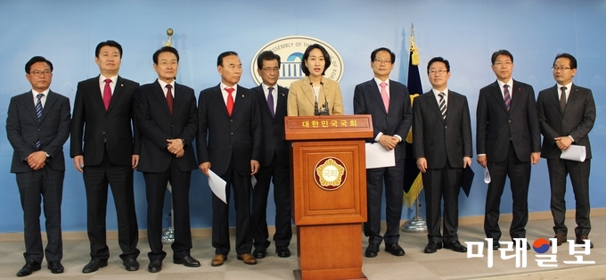 충청권 국회의원과 시·도지사가 7일 오전 서울 여의도 국회 정론관에서 청주국제공항을 모기지로 하는 항공사 면허 승인을 촉구하는 공동성명서를 발표하고 있다. /사진=김정현 기자