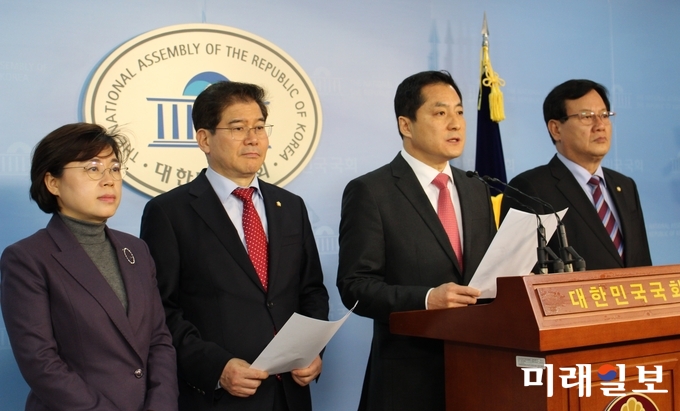 박대출 자유한국당 과학기술정보방송통신위원장이 8일 국회 정론관에서 방송통신위원회의 지상파 3사 점수미달에 대한 성명서를 발표하고 있다./사진=김정현 기자