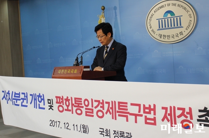 전국대도시시장협의회 회장을 맡고 있는 최성 고양시장이 11일 서울 여의도 국회 정론관에서 ‘연방제 수준의 자치분권 개헌촉구 결의문’을 발표하고 있다./사진=김정현 기자