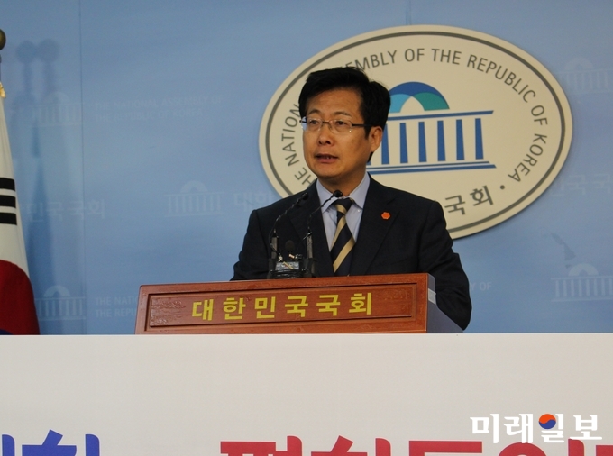 전국대도시시장협의회 회장을 맡고 있는 최성 고양시장이 11일 서울 여의도 국회 정론관에서 ‘연방제 수준의 자치분권 개헌촉구 결의문’을 발표하고 있다./사진=김정현 기자