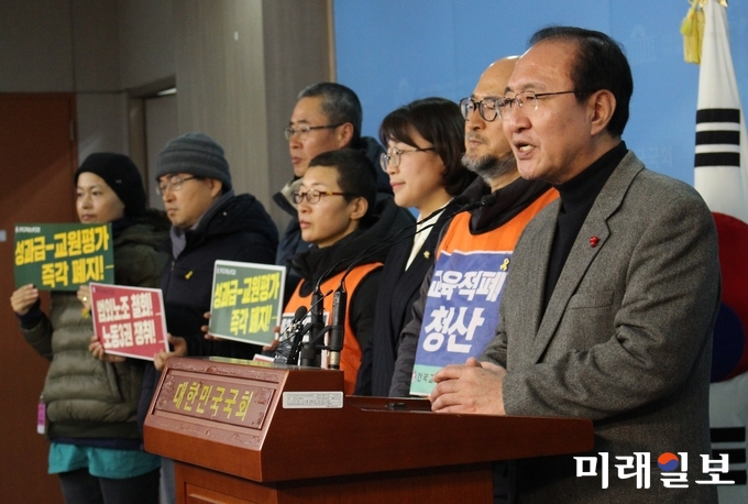 정의당 노회찬 원내대표, 추혜선 의원과 전교조 조합원들은 11일 오전 국회 정론관에서 ‘법외노조 철회와 성과급-교원평가제 폐지’를 촉구하는 기자회견을 하고 있다./사진=김정현 기자