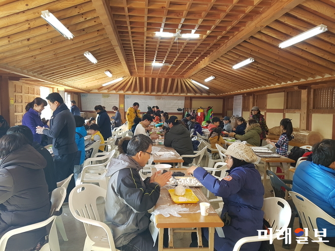 전라남도농업박물관이 24절기 가운데 하나인 동지(冬至) 문화 풍습을 재현하기 위한 ‘동짓날 민속 체험’ 행사를 개최키로 하고 참가자 200명을 선착순 모집한다. 전년도 행사모습 / 사진=전남도 제공
