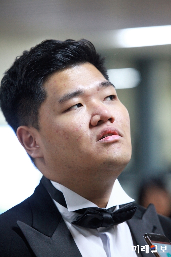 12일 오후 서울 서초구 서초동 한국종합예술학교 KNUA hall에서 열린 음악원 졸업 연주회에서 피아노 전공의 구태완이 연주회를 마치고 나서 인터뷰를 하고 있다./사진=장건섭 기자
