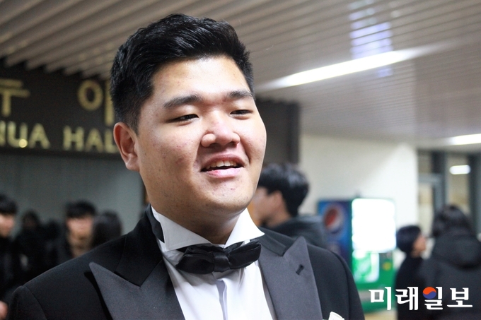 12일 오후 서울 서초구 서초동 한국종합예술학교 KNUA hall에서 열린 음악원 졸업 연주회에서 피아노 전공의 구태완이 연주회를 마치고 나서 인터뷰를 하고 있다./사진=장건섭 기자