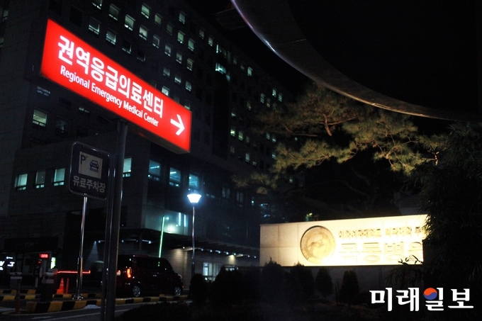 17일 오후 서울 양천구 이대목동병원에서 차량이 병원 출입구를 오가고 있다./사진=장건섭 기자