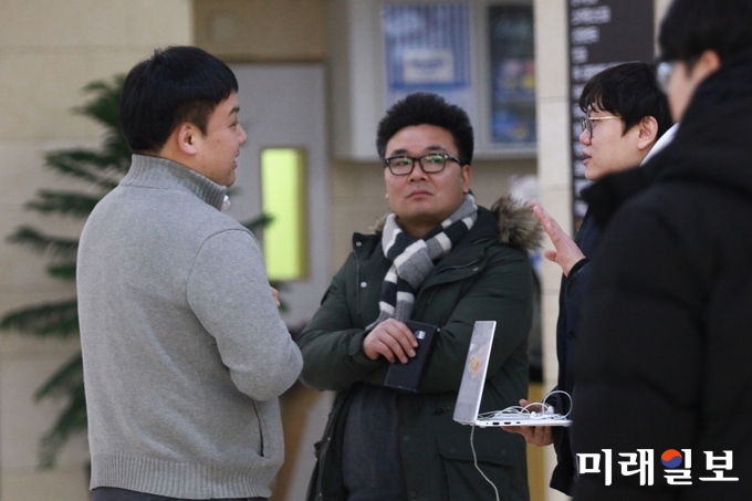 17일 오후 서울 양천구 이대목동병원에서 홍보실 정모씨(왼쪽 첫번째)가 취재진과 인터뷰를 하고 있다./사진=장건섭 기자