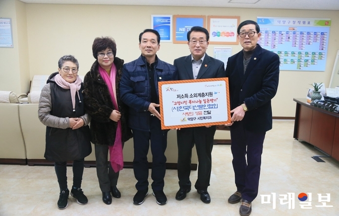 14일 오전 김승호 한국다선문인협회 회장(왼쪽에서 세번째)가 관내 저소득 소외계층의 어려운 이웃을 위해 써달라며 박동길 고양시 덕양구청장(왼쪽에서 네번째)에게 사랑의 성금을 기탁하고 있다./사진=덕양구청