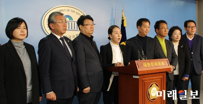 자유한국당 화성시 시·도의원 및 당원들이 18일 서울 여의도 국회 정론관에서 당무감사 결과 원천 무효를 요구하며 기자회견을 하고 있다./사진=김정현 기자