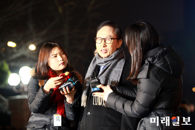 이명박 전 대통령이 18일 오후 서울 강남의 한 음식점에서 친 이명박계 인사들과 송년모임을 갖기 위해 들어서며 취재진의 질문에 답하고 있다./사진=장건섭 기자