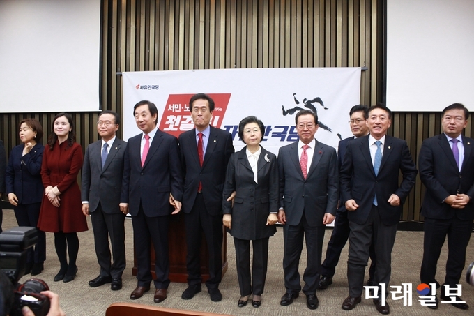 19일 오전 서울 여의도 국회 제4회의장에서 열린 자유한국당 의원총회에 참석한 김성태 원내대표를 비롯한 신임 원내지도부들이 인사하고 있다./사진=장건섭 기자