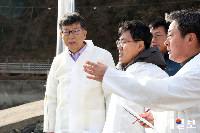 이재영 전남도지사 권한대행은 지난 16일 강진만 철새도래지와 강진 거점소독시설 등 고병원성 AI방역현장을 찾아 방역실태를 점검하고 근무자를 격려했다. / 사진=전남도 제공