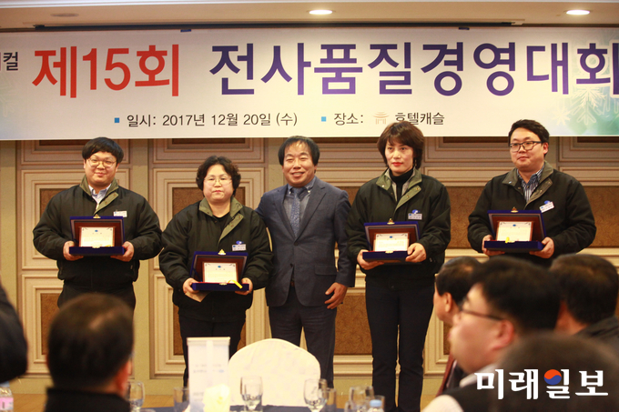 20일 오후 경기도 수원시 팔달구 호텔캐슬 사파이어홀에서 개최된 현대·기아자동차 2차 벤더업체인 에이스케미컬의 '제15회 전사 품질경영대회'에서 3년 근속 부문상을 수상한 (사진 왼쪽부터) 최정훈 대리, 이난미 사원, 박영숙 사원, 이정호 과장이 김흥태 대표이사와 함께 기념촬영을 하고 있다./사진=장건섭 기자