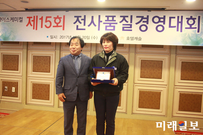 20일 오후 경기도 수원시 팔달구 호텔캐슬 사파이어홀에서 개최된 현대·기아자동차 2차 벤더업체인 에이스케미컬의 '제15회 전사 품질경영대회'에서 최우수상을 수상한 박영숙 사원이 김흥태 대표이사와 함께 기념촬영을 하고 있다./사진=장건섭 기자