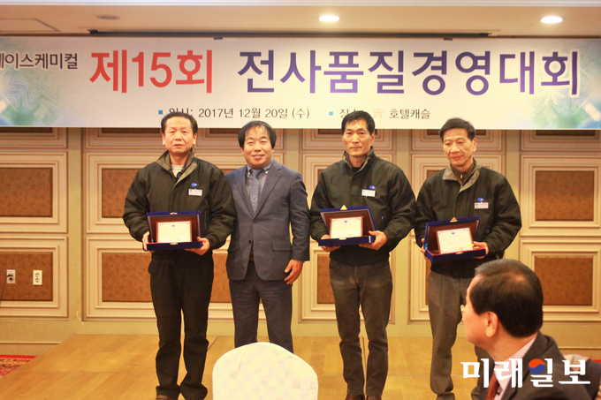 20일 오후 경기도 수원시 팔달구 호텔캐슬 사파이어홀에서 개최된 현대·기아자동차 2차 벤더업체인 에이스케미컬의 '제15회 전사 품질경영대회'에서 모범상을 수상한 (사진 왼쪽부터) 김만호 사원, 강호열 대리, 전종백 대리가 김흥태 대표이사(왼쪽에서 두번째)와 함께 기념촬영을 하고 있다./사진=장건섭 기자
