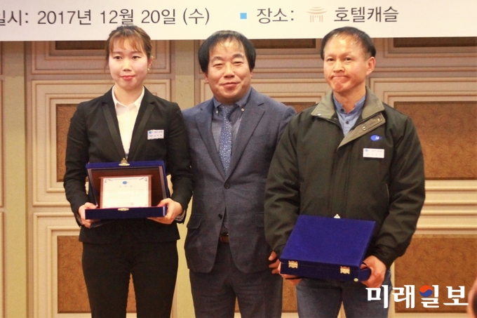 20일 오후 경기도 수원시 팔달구 호텔캐슬 사파이어홀에서 개최된 현대·기아자동차 2차 벤더업체인 에이스케미컬의 '제15회 전사 품질경영대회'에서 우수상을 수상한 임예원 사원(왼쪽), 이길구 사원이 김흥태 대표이사(가운데)와 함께 기념촬영을 하고 있다./사진=장건섭 기자