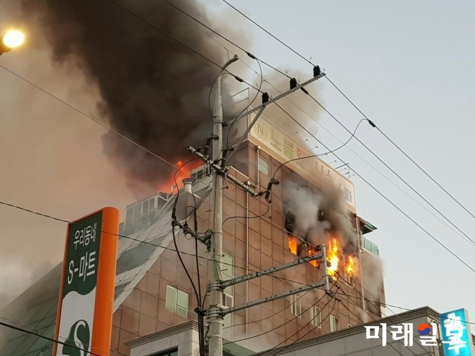지난 21일 충북 제천시 하송동의 한 스포츠센터에서 발생한 대형 화재로 인한 사망자는 22일 오전 6시 기준으로 현재까지 29명으로 집계됐다. 이 중 20명의 시신이 이 건물 2층 여성 사우나 시설에서 수습됐다./사진=인터넷언론인연대